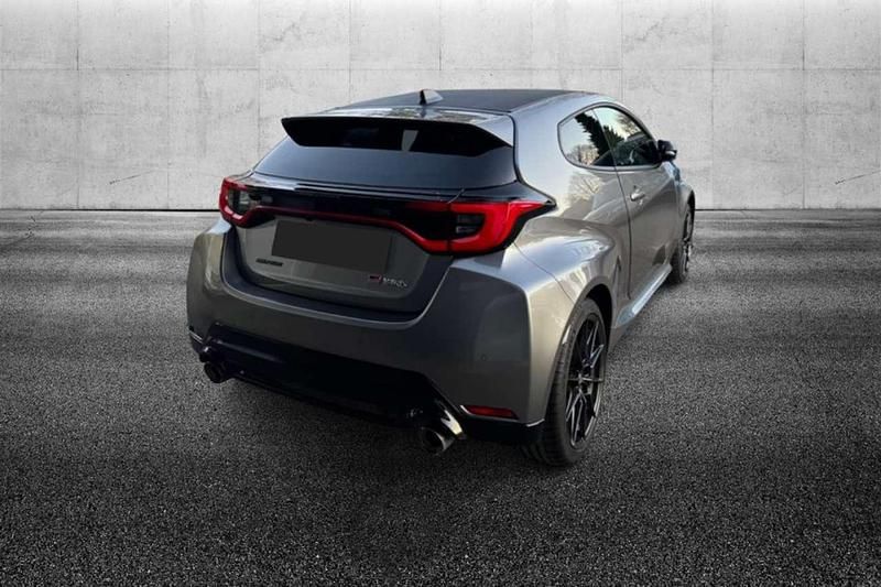 Usata Toyota Yaris 280 CV (205 kW) 2024 Grigio Utilitaria