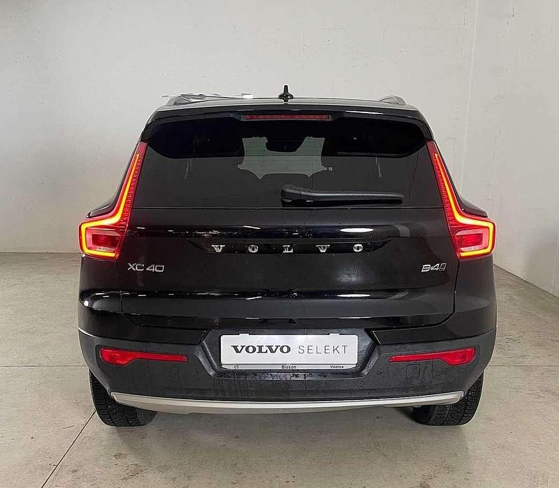 Usata Volvo XC40 Momentum 197 CV (144 kW) 2021 Nero SUV