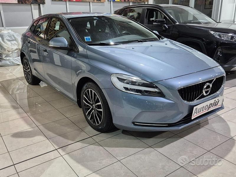 Usata Volvo V40 Momentum 149 CV (109 kW) 2017 Blu Berlina