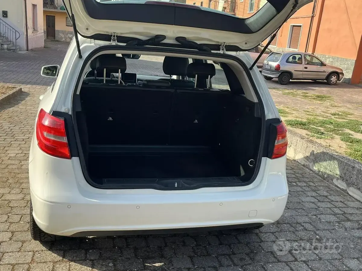 Usata Mercedes B180 109 CV (80 kW) 2013 Bianco Utilitaria