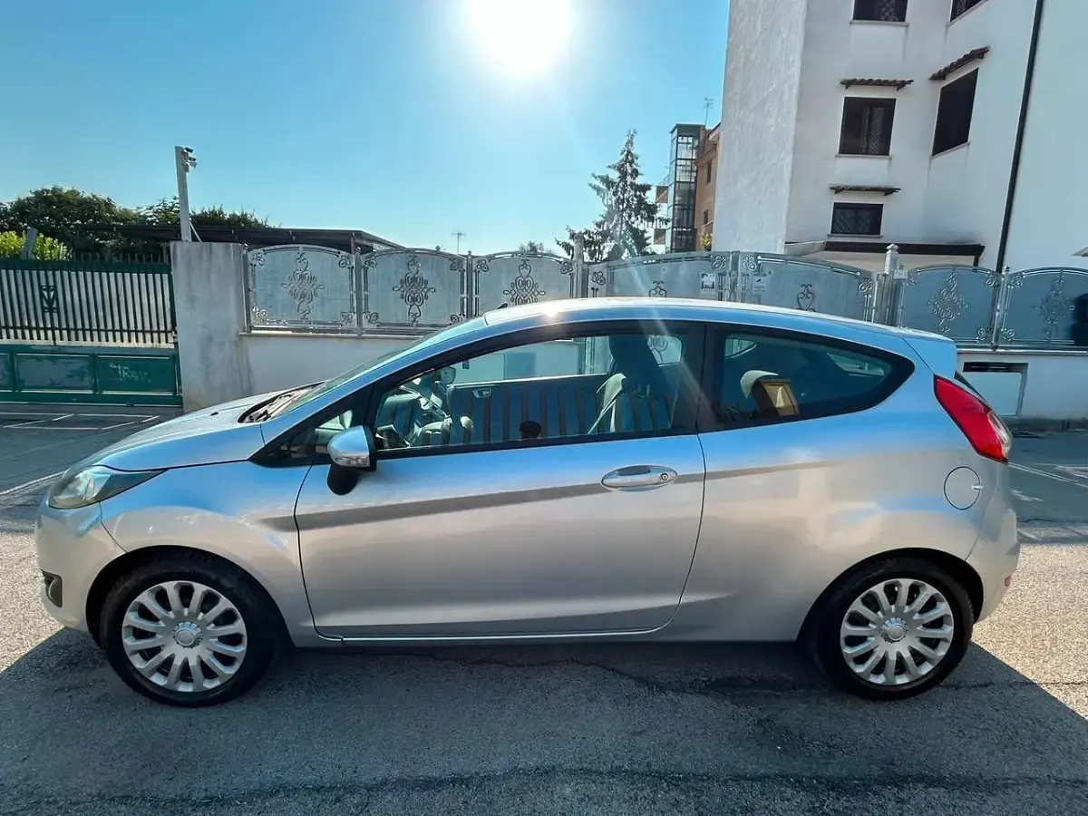 Usata Ford Fiesta 60 CV (44 kW) 2014 Grigio Utilitaria