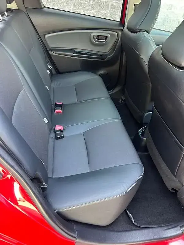 Second-hand Toyota Yaris Style 90 CP (66 kW) 2015 Roșu Hatchback