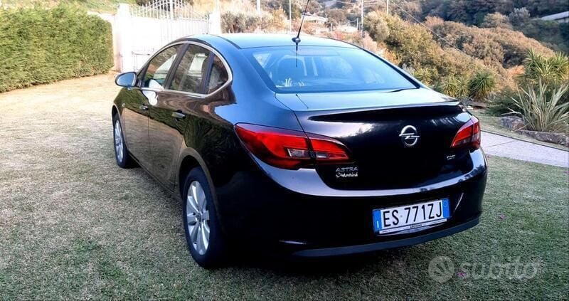 Usata Opel Astra 110 CV (80 kW) 2013 Nero Berlina