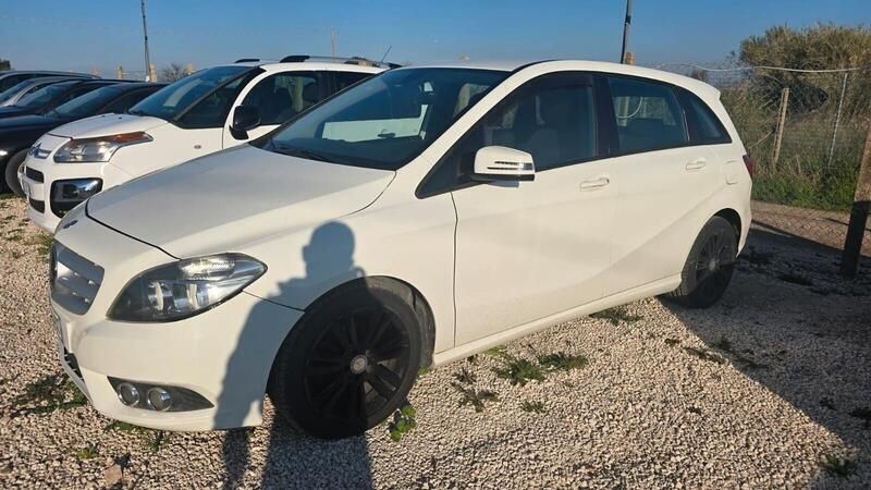 Bianco Usata 2012 Mercedes A180 Style Tre volumi | 8900 € (Cara) - Immagine 1/4