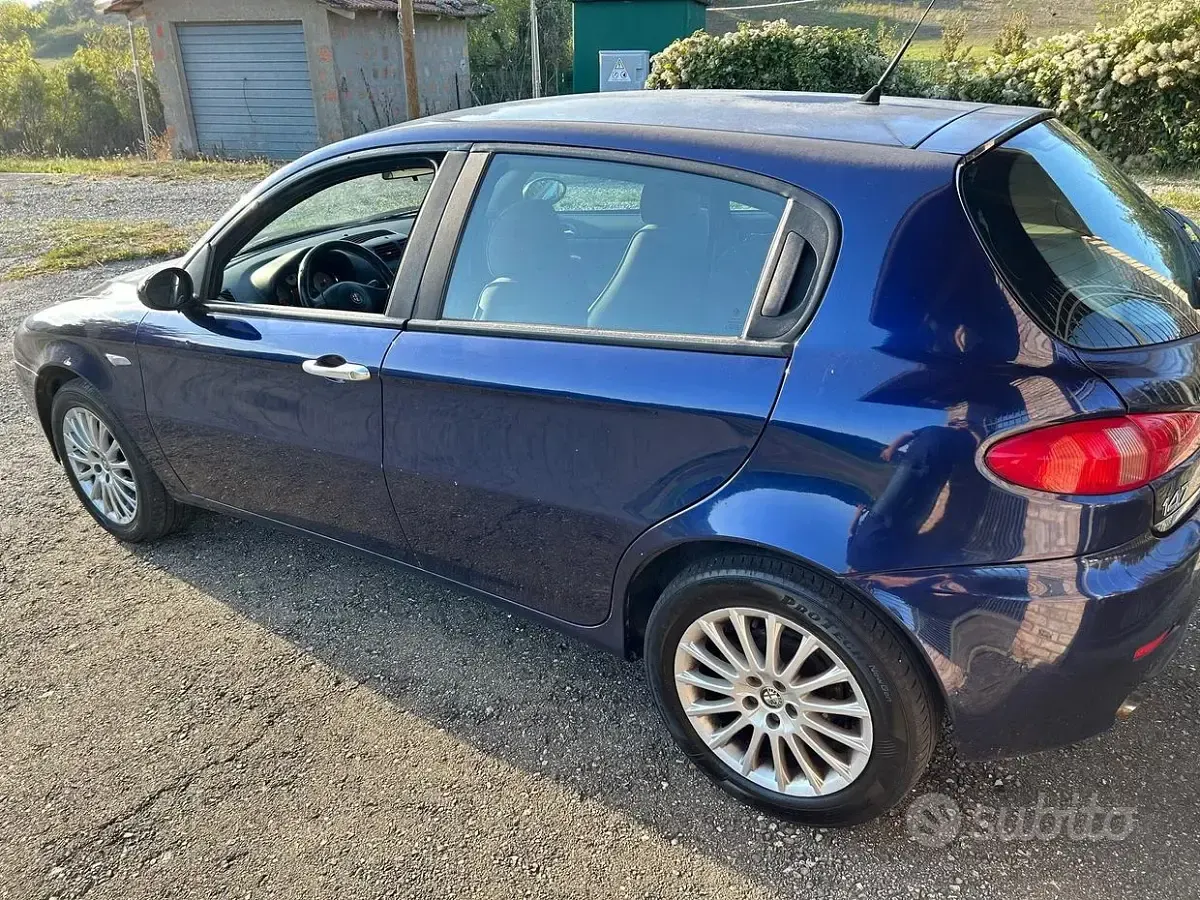 Usata Alfa Romeo 147 120 CV (88 kW) 2005 Blu Utilitaria