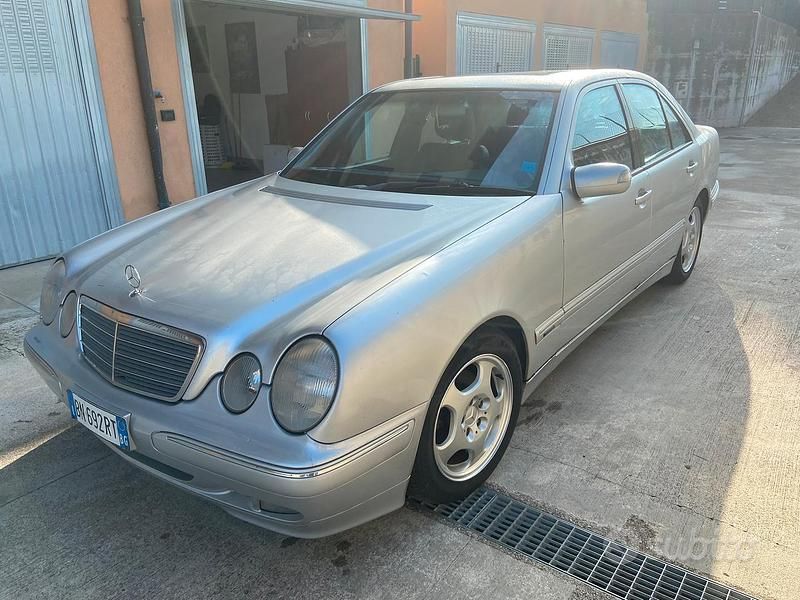 Usata Mercedes E240 Avantgarde 170 CV (125 kW) 2001 Grigio Berlina