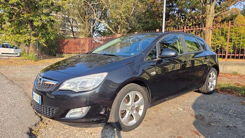 Nero Usata 2012 Opel Astra Tre volumi | 4000 € (Buon prezzo) - Immagine 1/4
