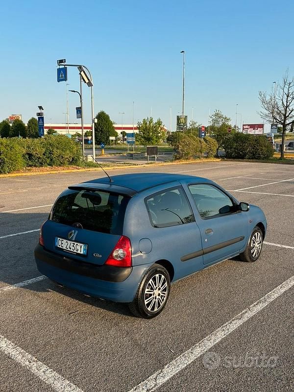Usata Renault Clio II 2002 Blu Berlina