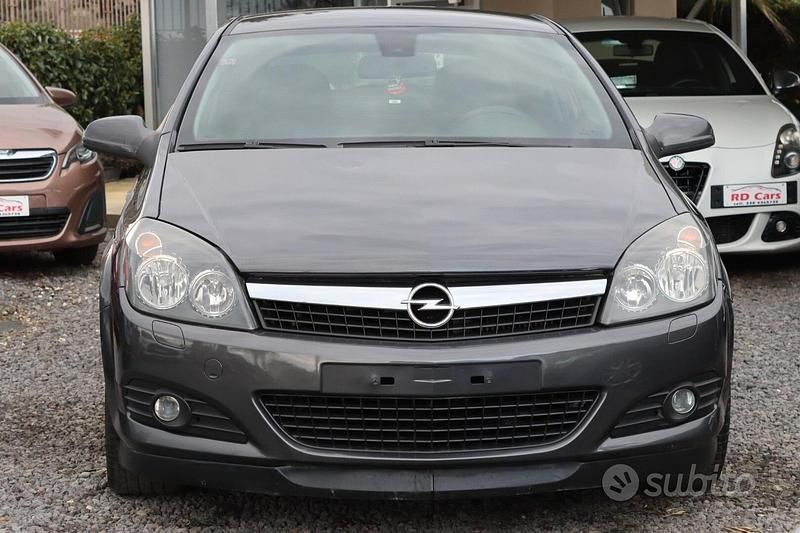 Usata Opel Astra GTC Cosmo 110 CV (80 kW) 2010 Grigio Berlina