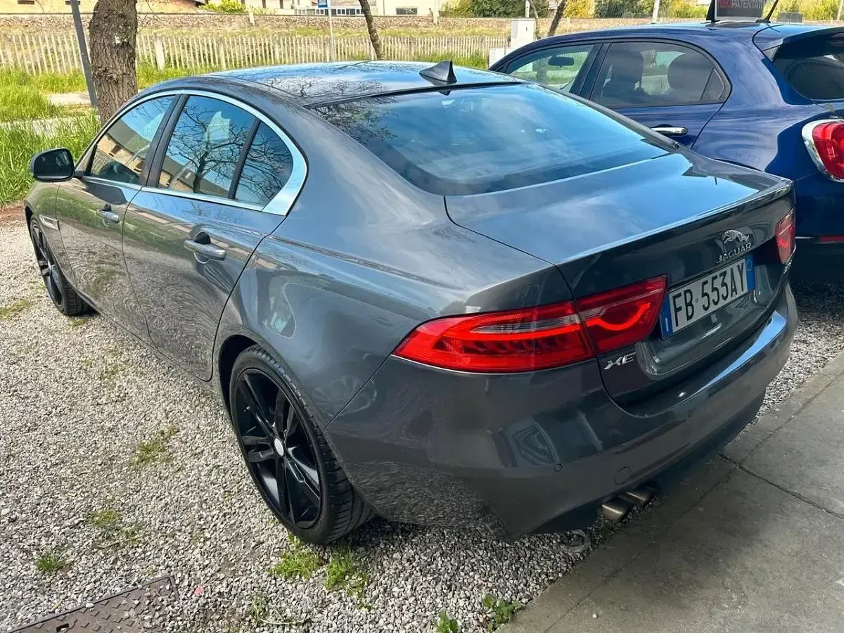 Usata Jaguar XE Portfolio 180 CV (132 kW) 2015 Grigio Berlina