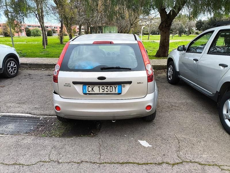 Usata Ford Fiesta 68 CV (50 kW) 2003 Grigio Utilitaria