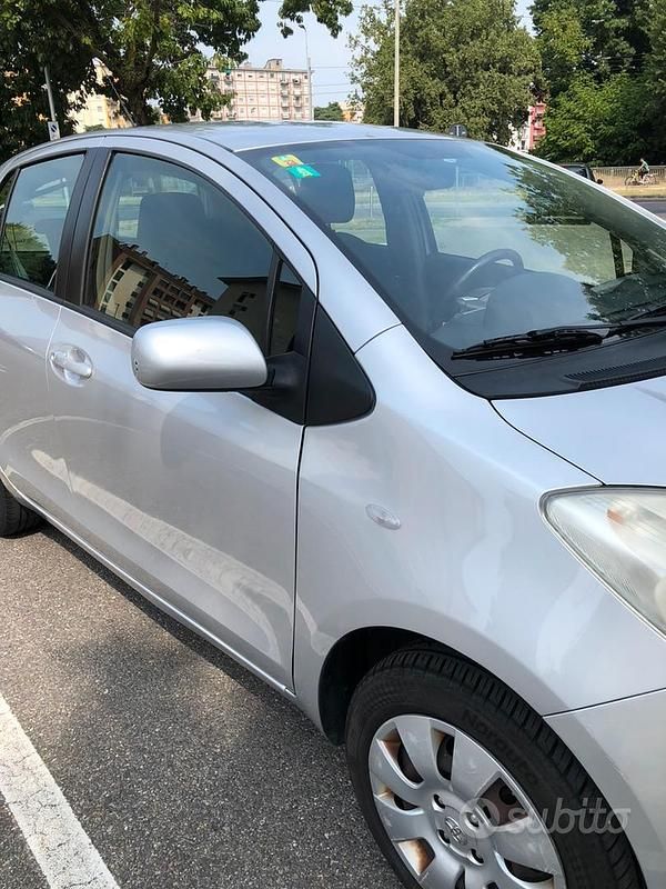 Usata Toyota Yaris 69 CV (50 kW) 2005 Grigio Utilitaria