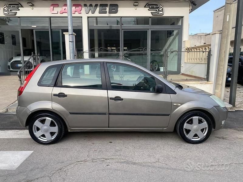 Usata Ford Fiesta 75 CV (55 kW) 2003 Grigio Utilitaria
