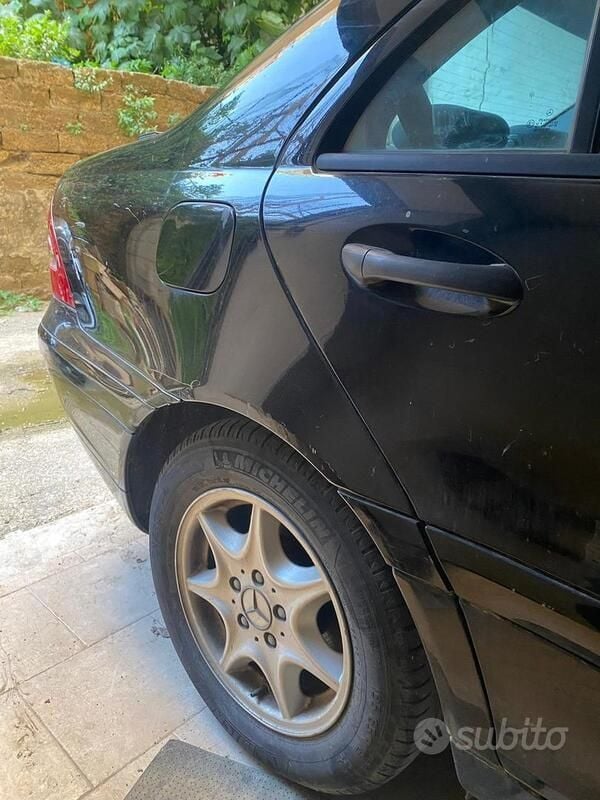 Usata Mercedes C220 125 CV (91 kW) 2002 Nero Berlina