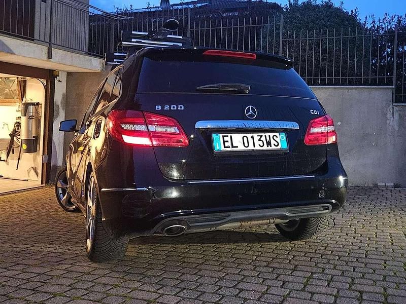 Begagnad Mercedes B200 Premium 136 HK (100 kW) 2012 Svart Minibuss