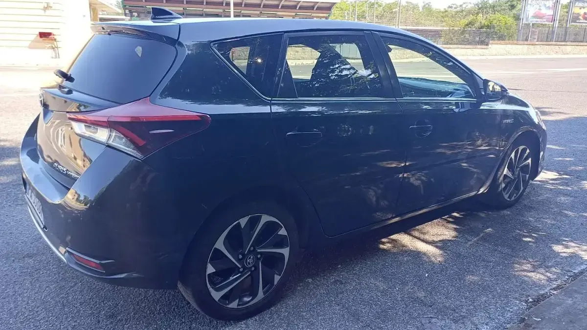 Usata Toyota Auris Hybrid Active 99 CV (72 kW) 2015 Berlina