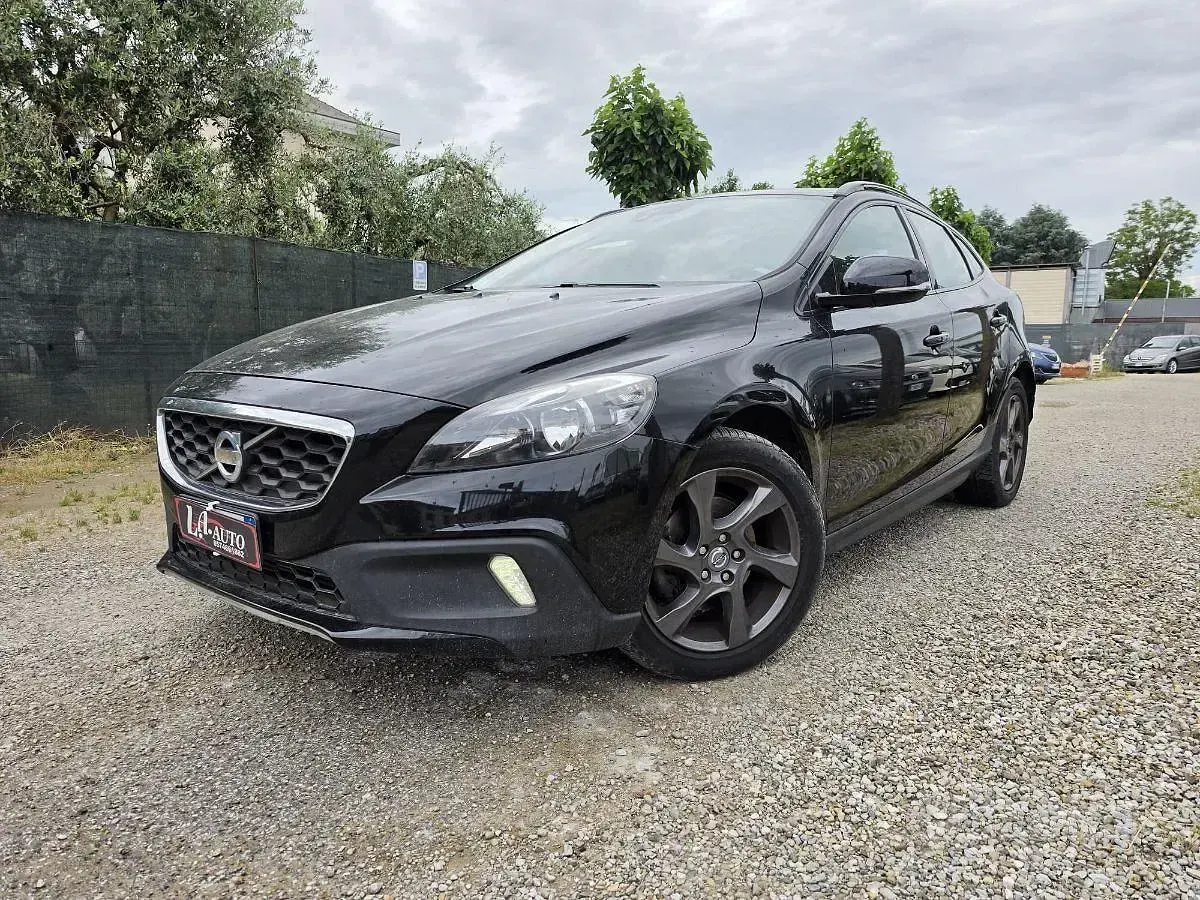 Usata Volvo V40 Momentum 114 CV (83 kW) 2013 Nero Utilitaria