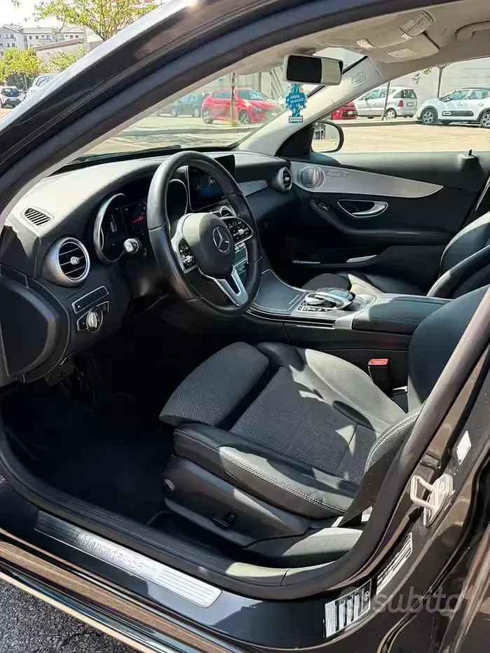 Usata Mercedes C180 156 CV (114 kW) 2019 Nero Station wagon