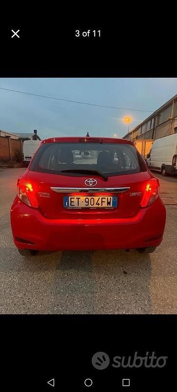Usata Toyota Yaris 69 CV (50 kW) 2013 Rosso Utilitaria