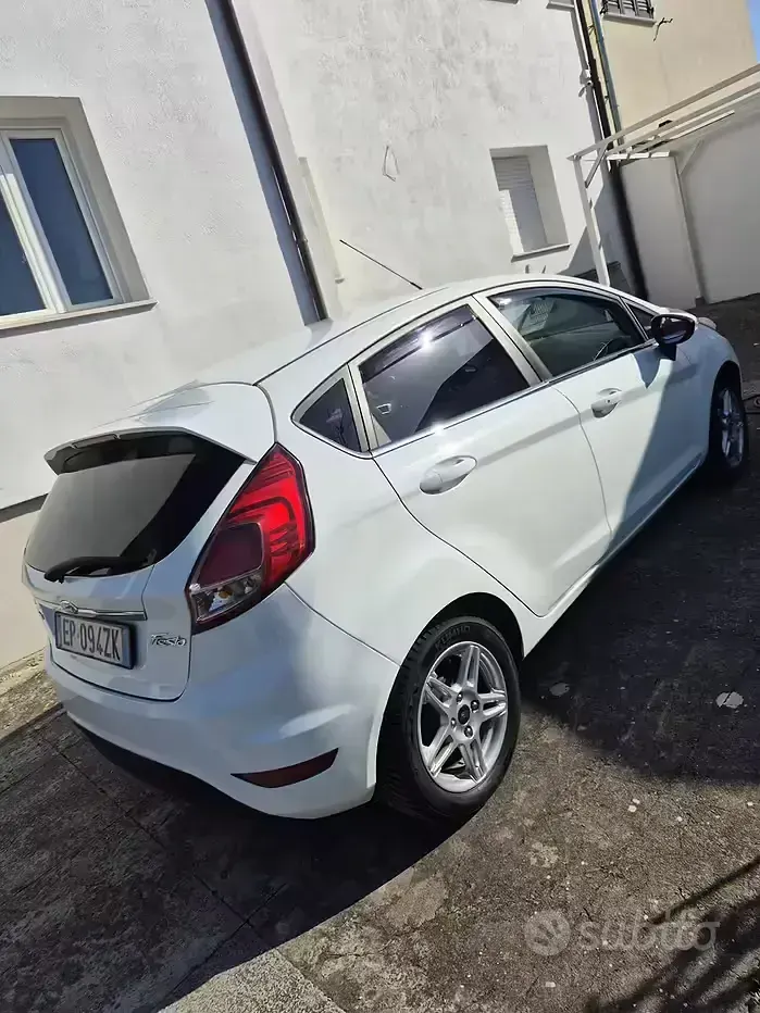 Usata Ford Fiesta 75 CV (55 kW) 2013 Bianco Berlina