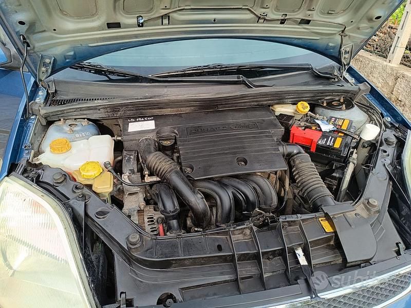 Usata Ford Fiesta Ghia 75 CV (55 kW) 2005 Blu/azzurro Berlina