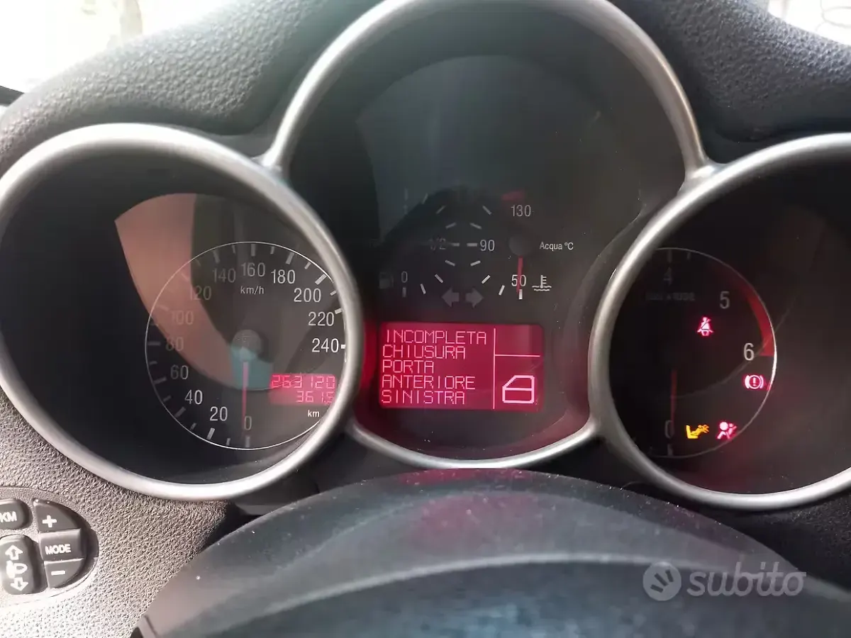 Usata Alfa Romeo 147 116 CV (85 kW) 2001 Nero Utilitaria