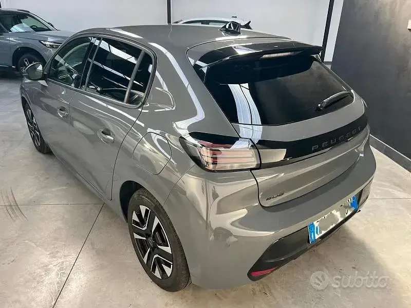 Usata Peugeot 208 Allure 101 CV (74 kW) 2025 Grigio Utilitaria