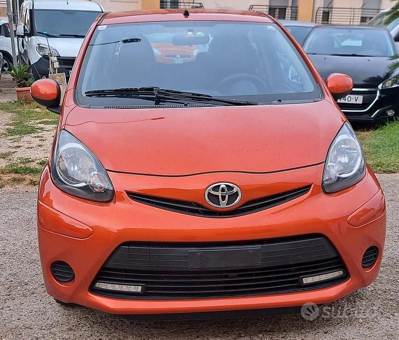 Usata Toyota Aygo Connect Style 67 CV (49 kW) 2013 Arancione Utilitaria