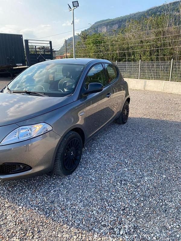 Usata Lancia Ypsilon 95 CV (69 kW) 2015 Grigio Utilitaria
