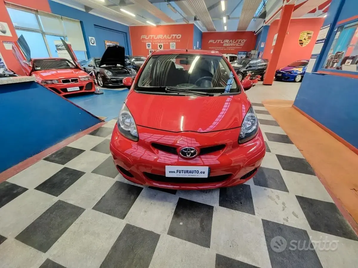 Begagnad Toyota Aygo 68 HK (50 kW) 2010 Röd Halvkombi