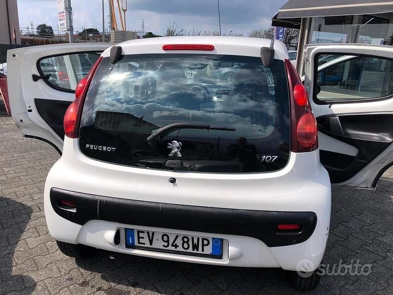 Usata Peugeot 107 68 CV (50 kW) 2014 Bianco Utilitaria