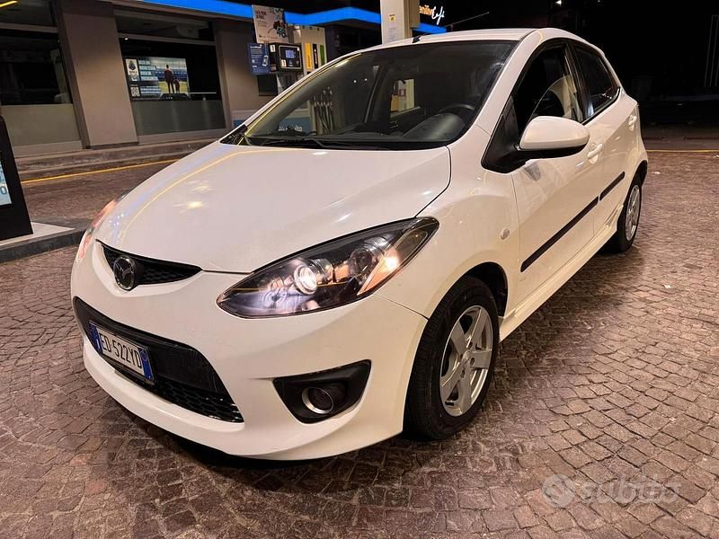 Bianco Usata 2010 Mazda 2 Tre volumi | 2500 € - Immagine 1/4