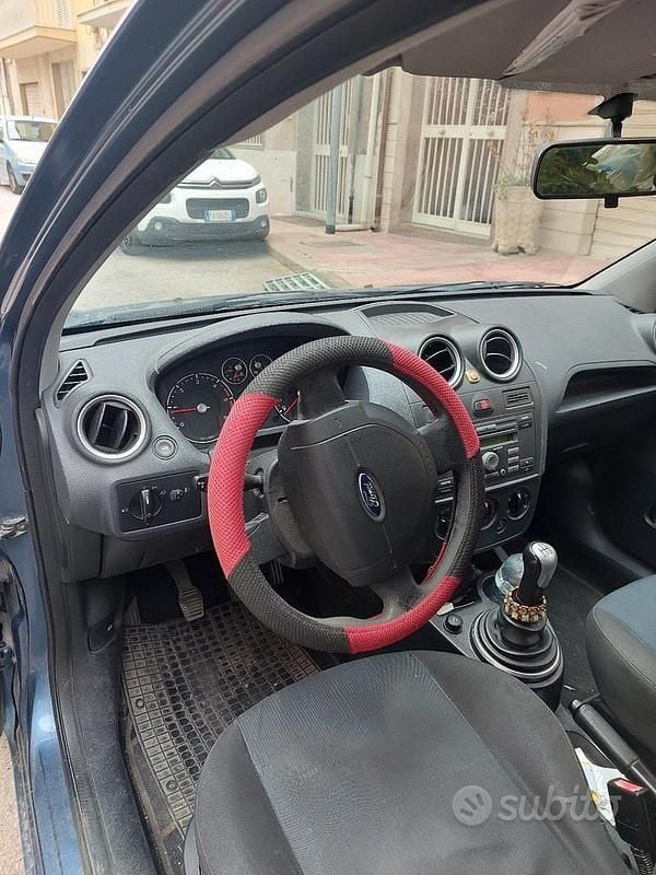 Usata Ford Fiesta 90 CV (66 kW) 2006 Blu Berlina