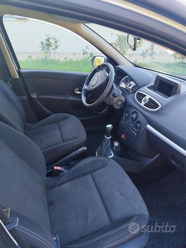 Usata Renault Clio II Dynamique 75 CV (55 kW) 2010 Grigio Berlina