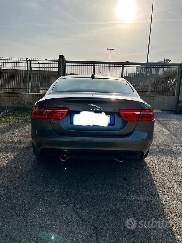 Usata Jaguar XE R 220 CV (161 kW) 2016 Grigio Berlina