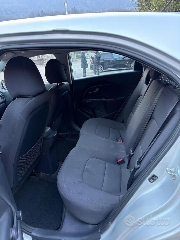 Usata Kia Rio 86 CV (63 kW) 2013 Grigio Berlina