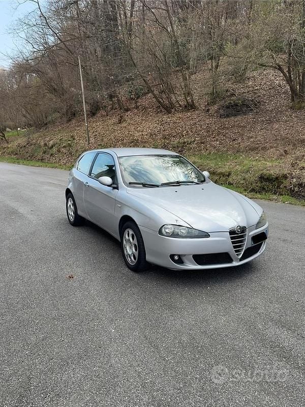Usata Alfa Romeo 147 120 CV (88 kW) 2006 Grigio Utilitaria