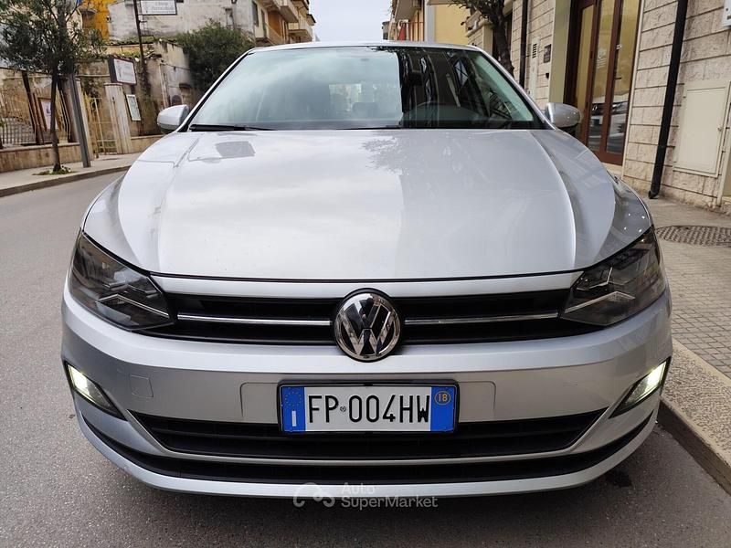 Usata VW Polo 90 CV (66 kW) 2018 Gray Utilitaria