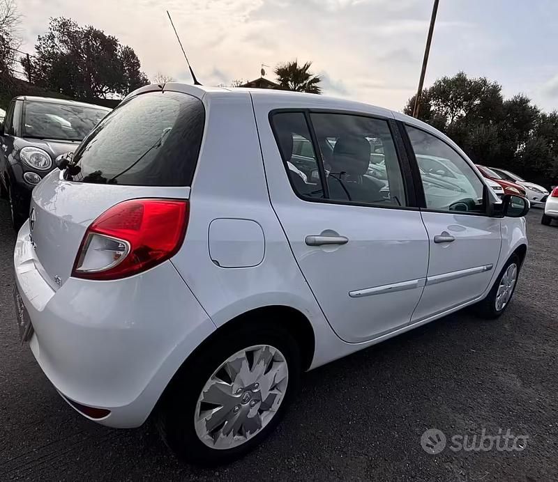 Usata Renault Clio II Dynamique 75 CV (55 kW) 2011 Bianco Berlina