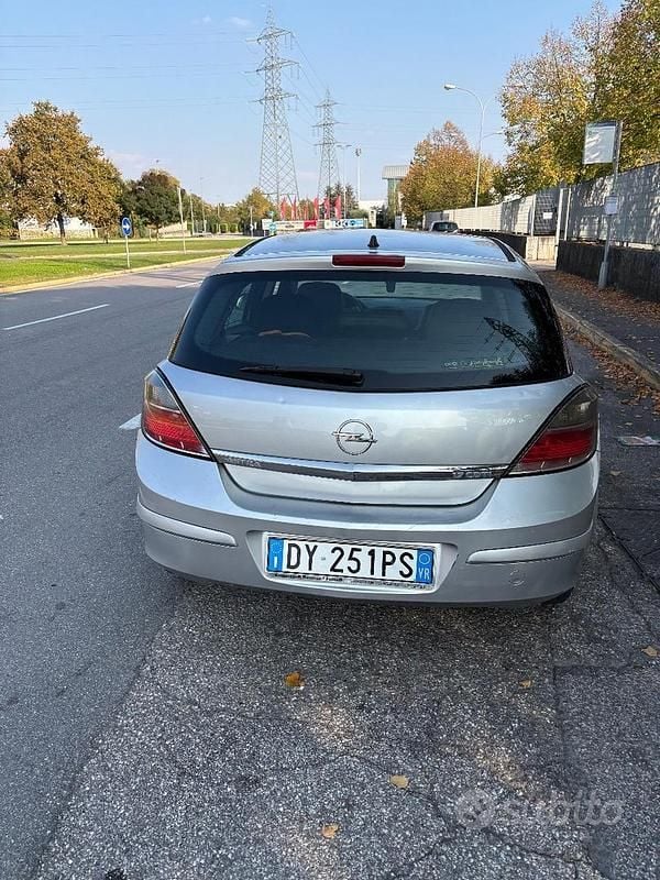 Usata Opel Astra 110 CV (80 kW) 2010 Grigio Berlina