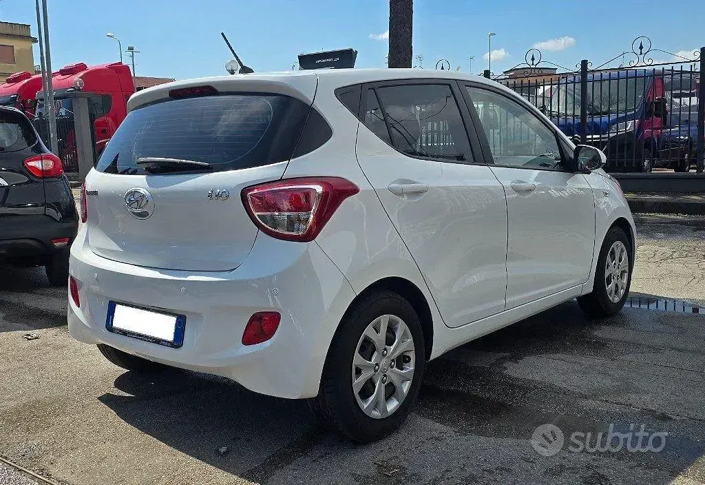 Usata Hyundai i10 67 CV (49 kW) 2015 Bianco Utilitaria