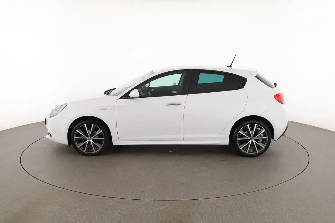Begagnad Alfa Romeo Giulietta 120 HK (88 kW) 2018 Vit Halvkombi