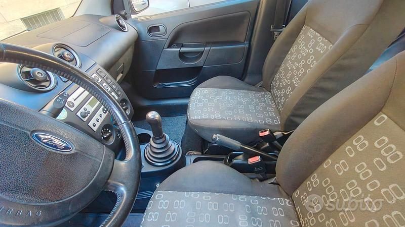 Usata Ford Fiesta 68 CV (50 kW) 2004 Grigio Utilitaria