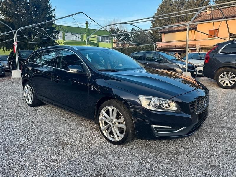 Usata Volvo V60 Ocean Race 120 CV (88 kW) 2016 Blu/azzurro Station wagon