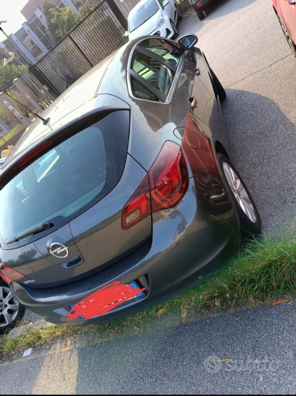 Grigio Usata 2010 Opel Astra Cosmo Due volumi | 7400 € (Molto cara) - Immagine 1/4