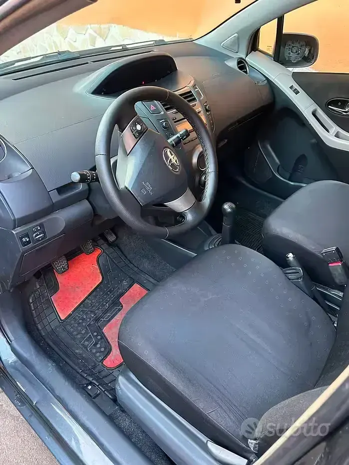 Usata Toyota Yaris 69 CV (50 kW) 2011 Grigio Utilitaria