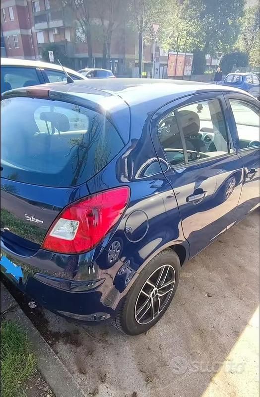 Usata Opel Corsa 65 CV (47 kW) 2011 Blu Utilitaria