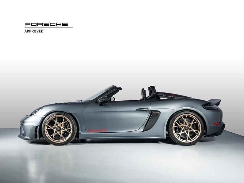Usata Porsche Boxster Spyder 500 CV (367 kW) 2024 Grigio vanadio metallizzato/capote nera con finiture rosso carminio Cabrio