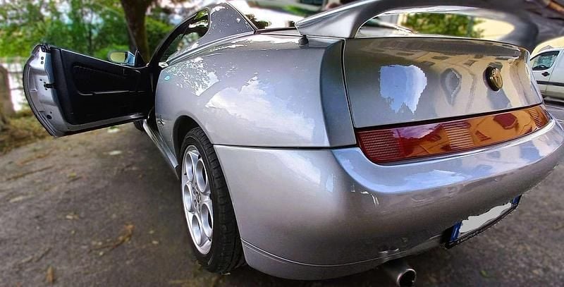 Second-hand Alfa Romeo GTV 150 CP (110 kW) 2001 Argintiu Coupe
