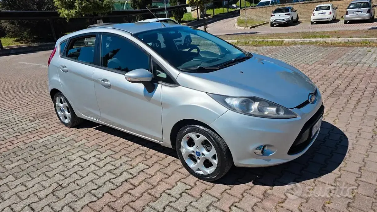 Usata Ford Fiesta Titanium 92 CV (67 kW) 2013 Grigio Berlina